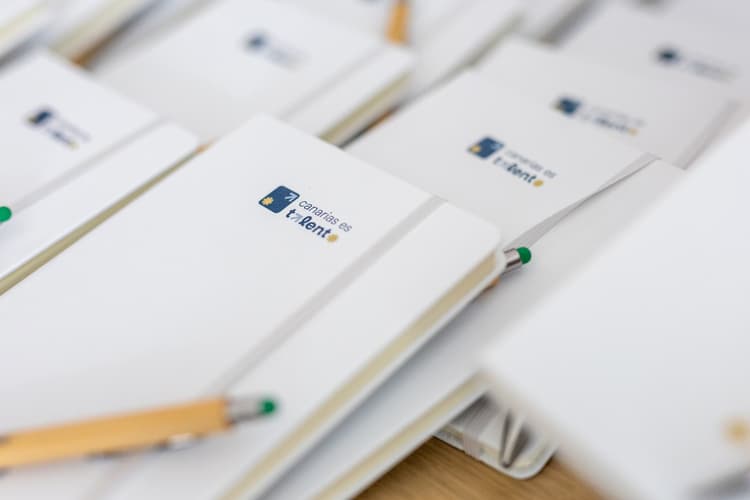 Notepad with a pen and Canarias es Talento logo